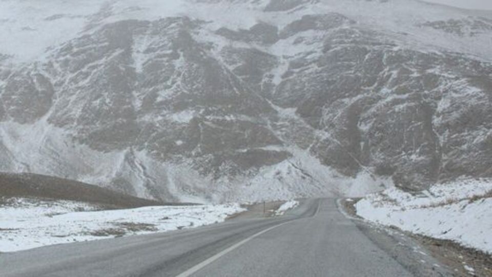 Karayoluna çığ düştü