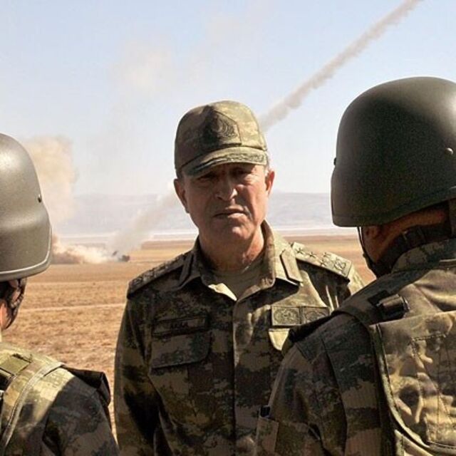 Orgeneral Akar sınırda birlikleri denetledi