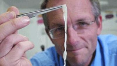 Kendi deneyi için bağırsak kurdu yuttu