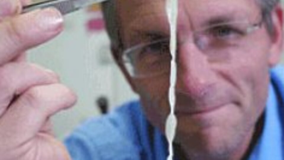 Kendi deneyi için bağırsak kurdu yuttu