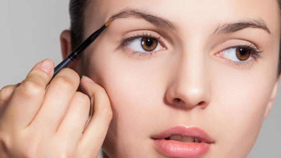 Genç gösteren kaşlar için bunları yapın!