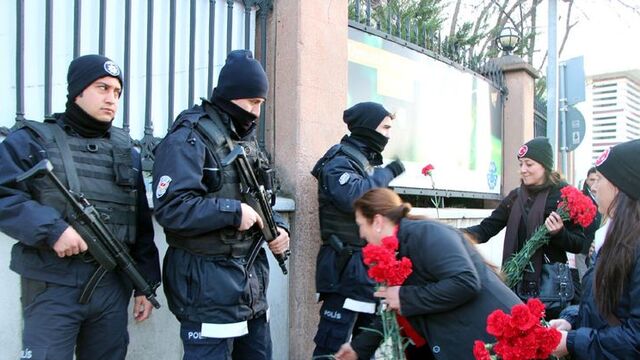 MHP'lilerden polise ilginç karşılama!