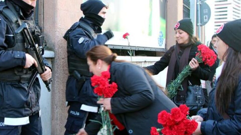 MHP'lilerden polise ilginç karşılama!