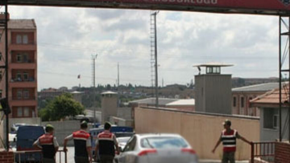 Metris Cezaevi önünde satırlı dehşet!