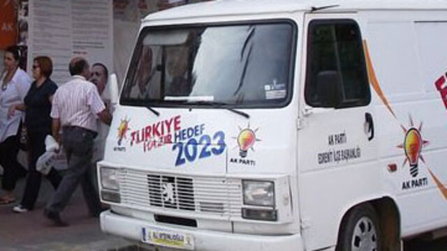 AK Parti seçim aracına saldırı