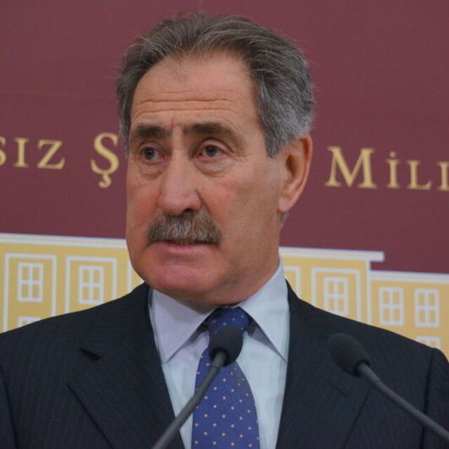 "Sen de çemkirmez karşımda ceketini iliklerdin"