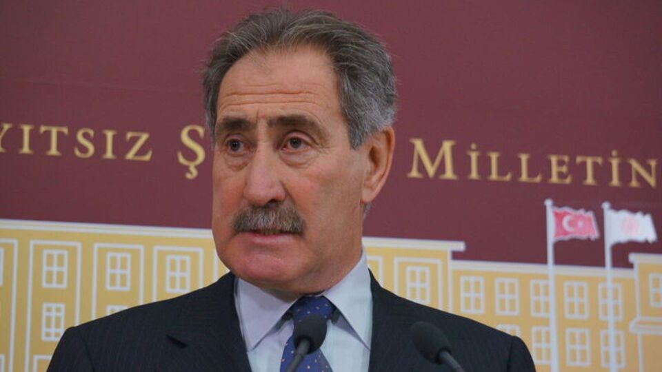 "Sen de çemkirmez karşımda ceketini iliklerdin"