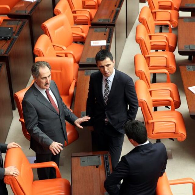 İstifa eden vekillerden tahliye tepkisi