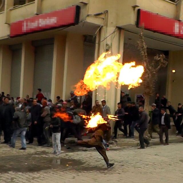 Molotof atarken elinde parçalandı