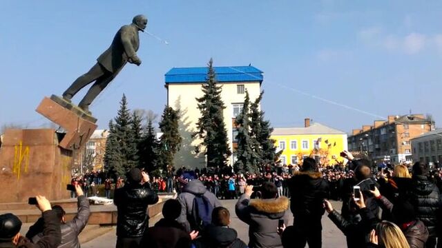 Ukrayna'da muhalifler Lenin heykellerini devirdi