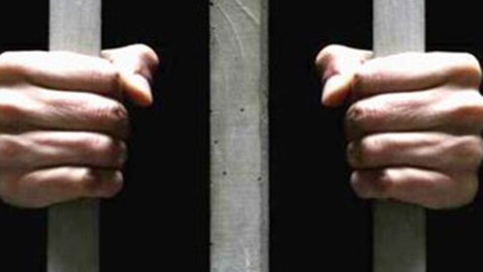 Cinsel organını gösteren mahkumu öldürdüler