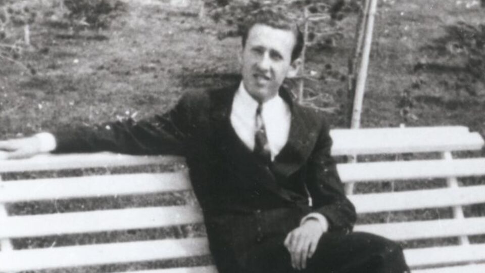 Orhan Veli'nin şiirlerini önce babası bestelemişti ama...