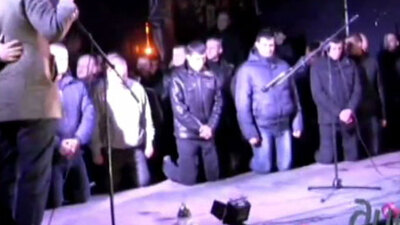 Polisler halktan özür diledi