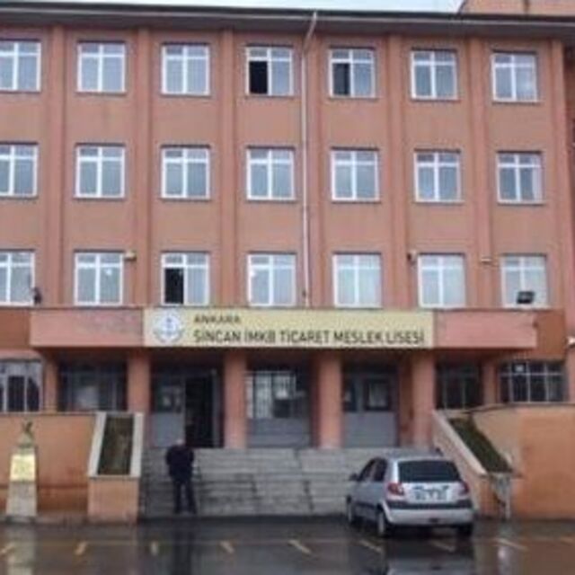 Sınıfta kalan öğrenci öğretmenini bıçakladı