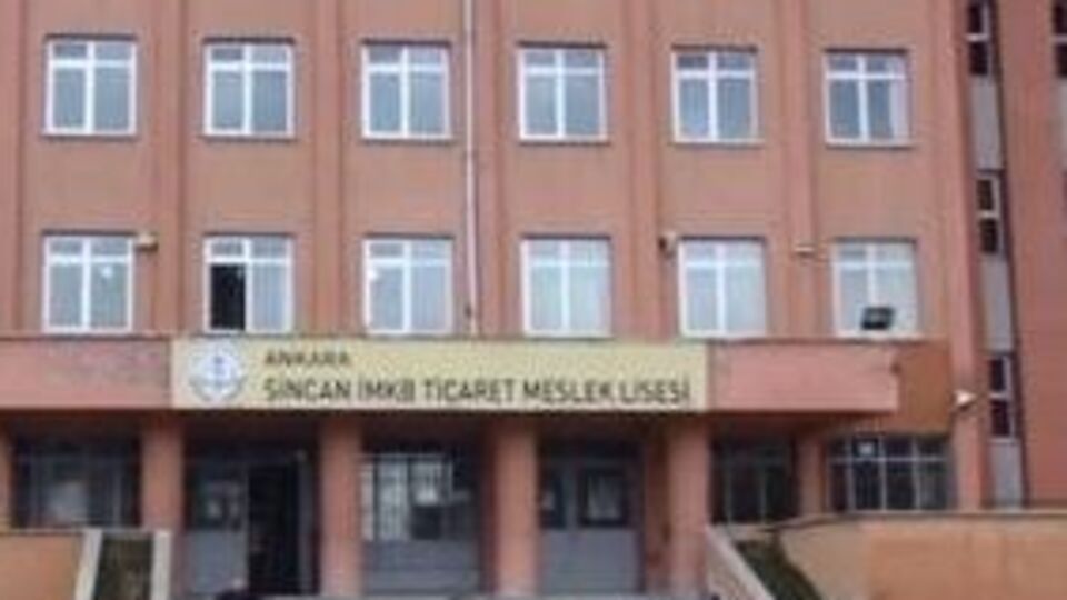 Sınıfta kalan öğrenci öğretmenini bıçakladı