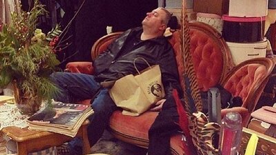 Eşleri alışveriş yapan erkekler...