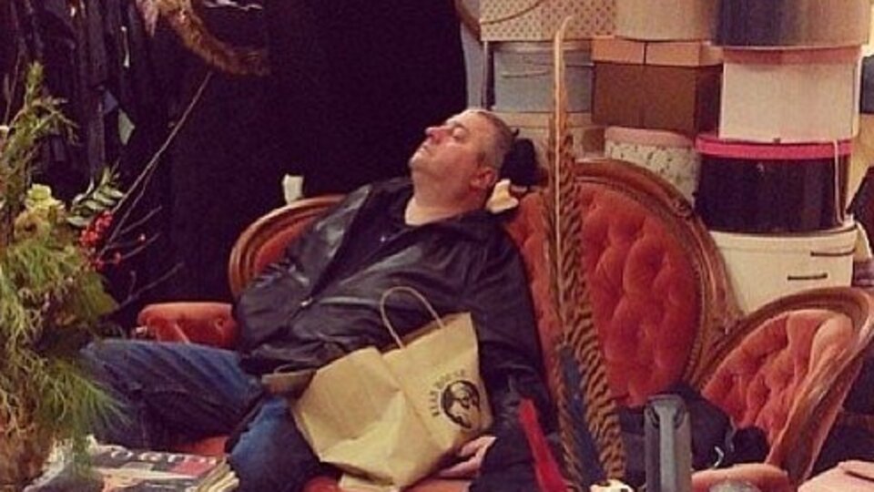 Eşleri alışveriş yapan erkekler...