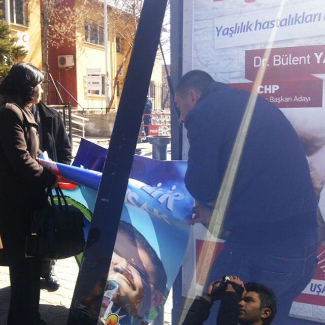 Uşak'ta afiş krizi!