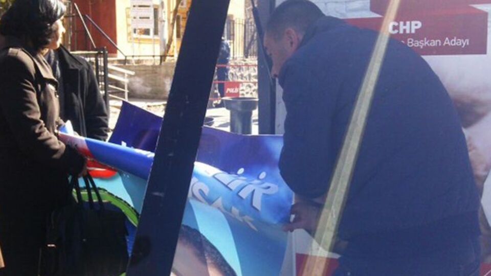Uşak'ta afiş krizi!