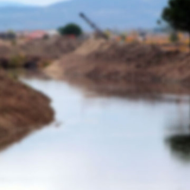 Otomobil Gediz Nehri'ne uçtu