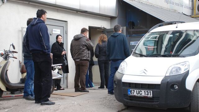 Servis beklerden kalp krizi geçirdi