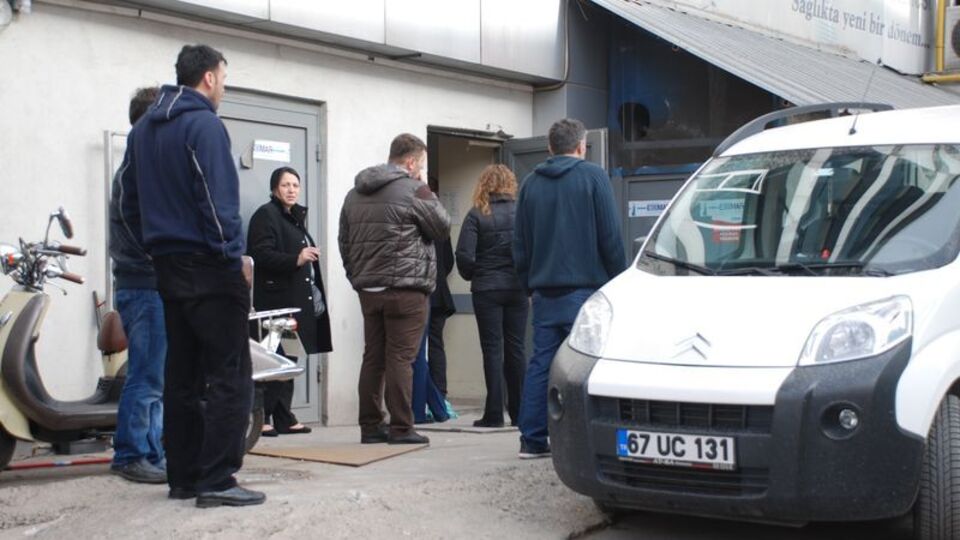 Servis beklerden kalp krizi geçirdi