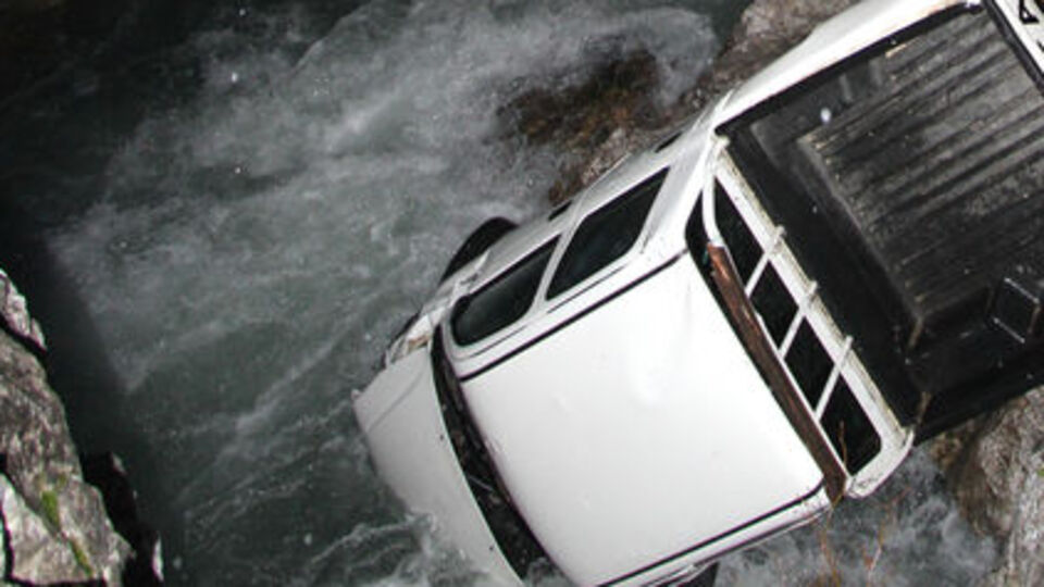 Kamyonet çaya yuvarlandı