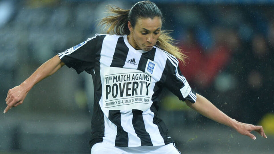 Sen neymişsin 'Etekli Pele'