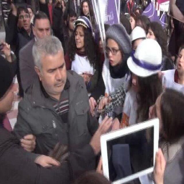Kadınların eyleminde erkeğe dayak!