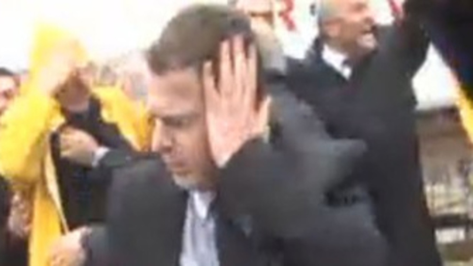 Seçim bürosu önünde yumruk iddiası