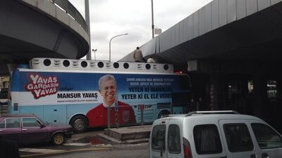 Mansur Yavaş'ın otobüsü sıkıştı