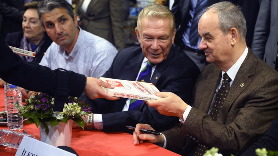 Başbuğ kitap imzaladı uzun kuyruk oluştu