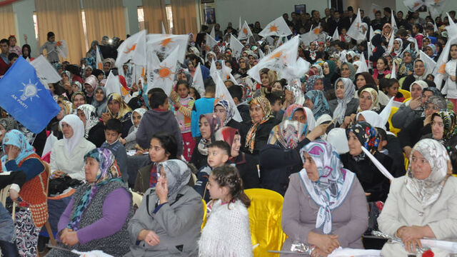 Kadınlar seçim bürosuna "el koydu"