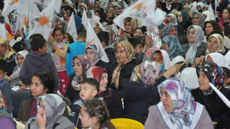Kadınlar seçim bürosuna "el koydu"