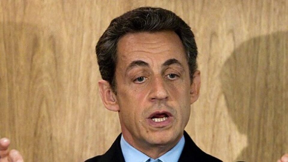 Sarkozy'nin dinlenmesi, Fransa'yı karıştırdı