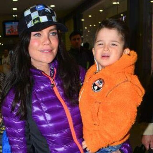 Ebru oğullarıyla eğlendi