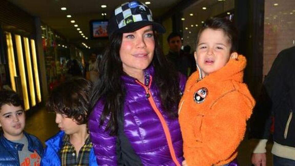Ebru oğullarıyla eğlendi