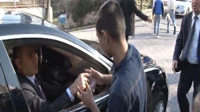 Zarrab çocuklara 200'er lira dağıttı!