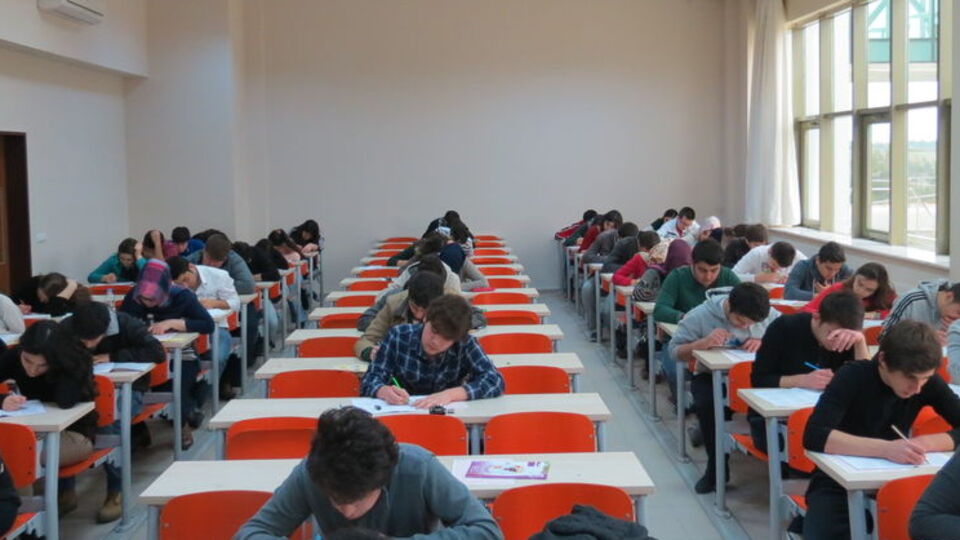Sen misin sınavda yerine adam sokan!