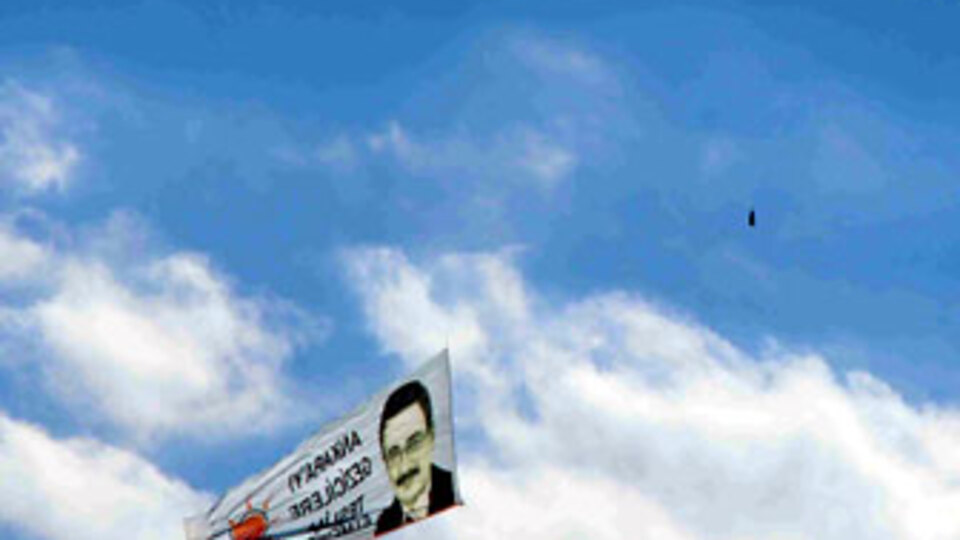 Ankara semalarında ilginç pankart