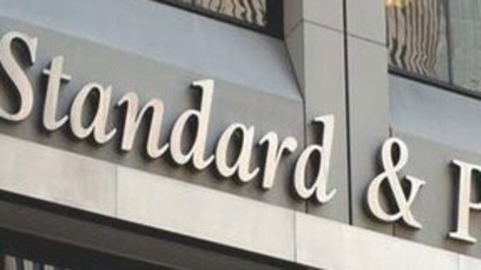 S&P ve Fitch, Rusya'nın görünümünü düşürdü