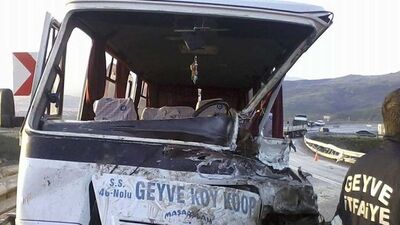 TIR, öğrenci servisine çarptı