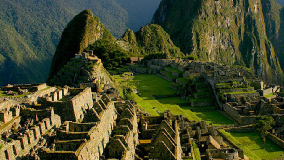 Tarihi İnka harabelerinde grup seks