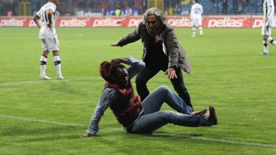 Ağabeyi attı kardeşi atladı!