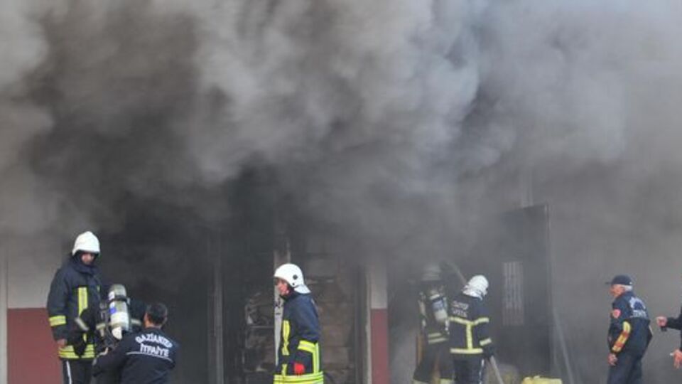 Yatak fabrikasında çıkan yangın korkuttu