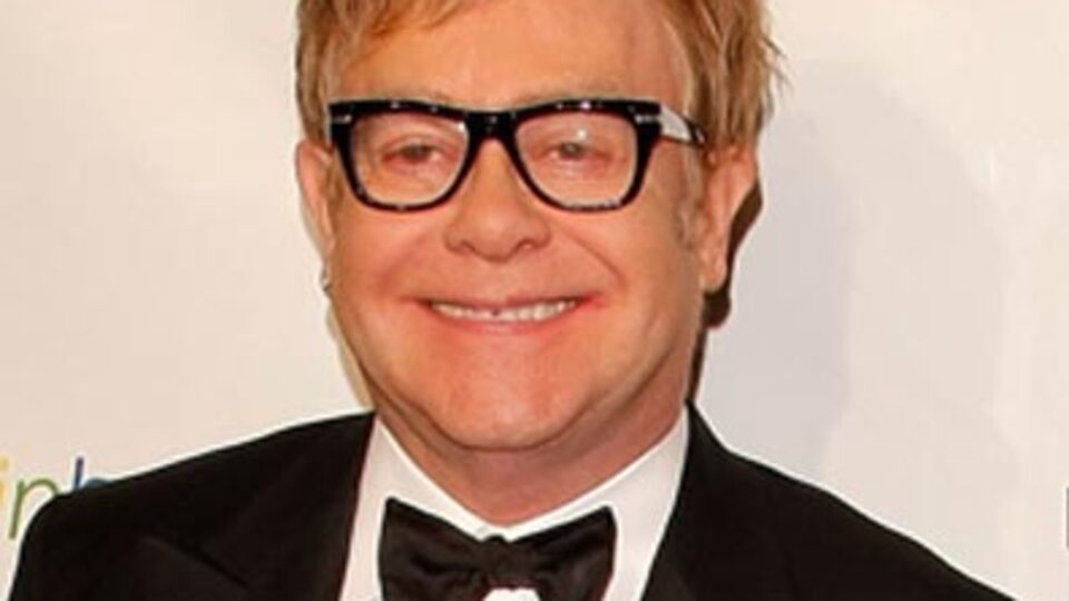 Elton John evleniyor