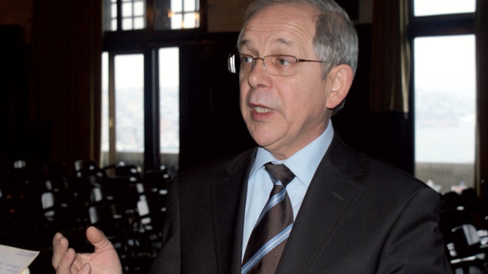 Ünlü cerraha kırmızı bülten!