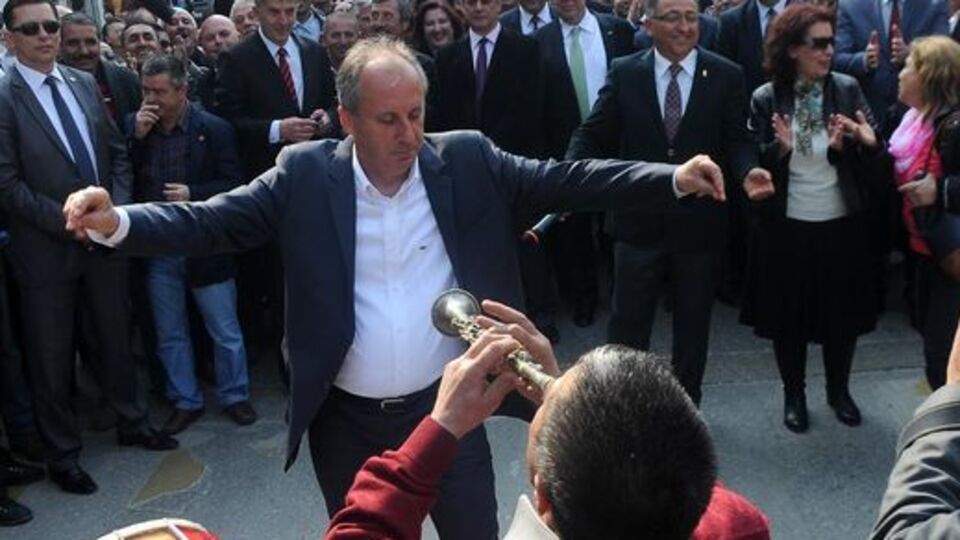 Muharrem İnce göbek attı