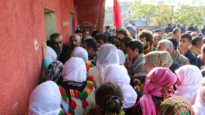 Öcalan için pasta kestiler