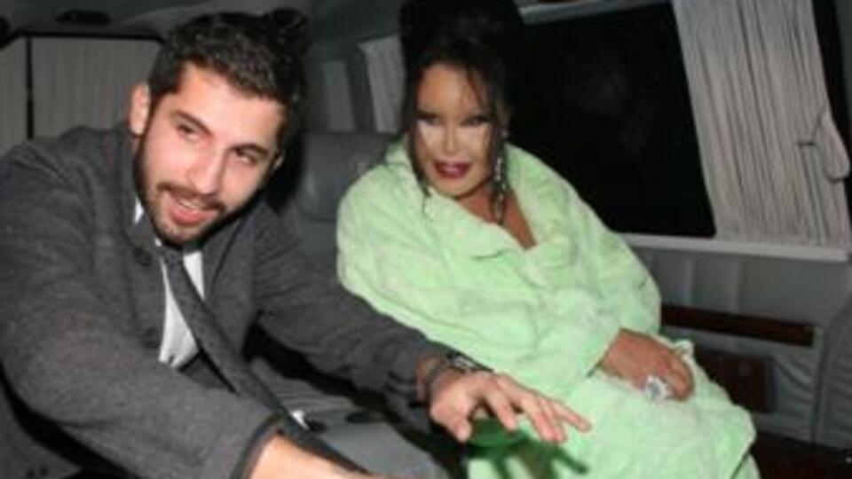 Genç sevgilisini kıskanınca...